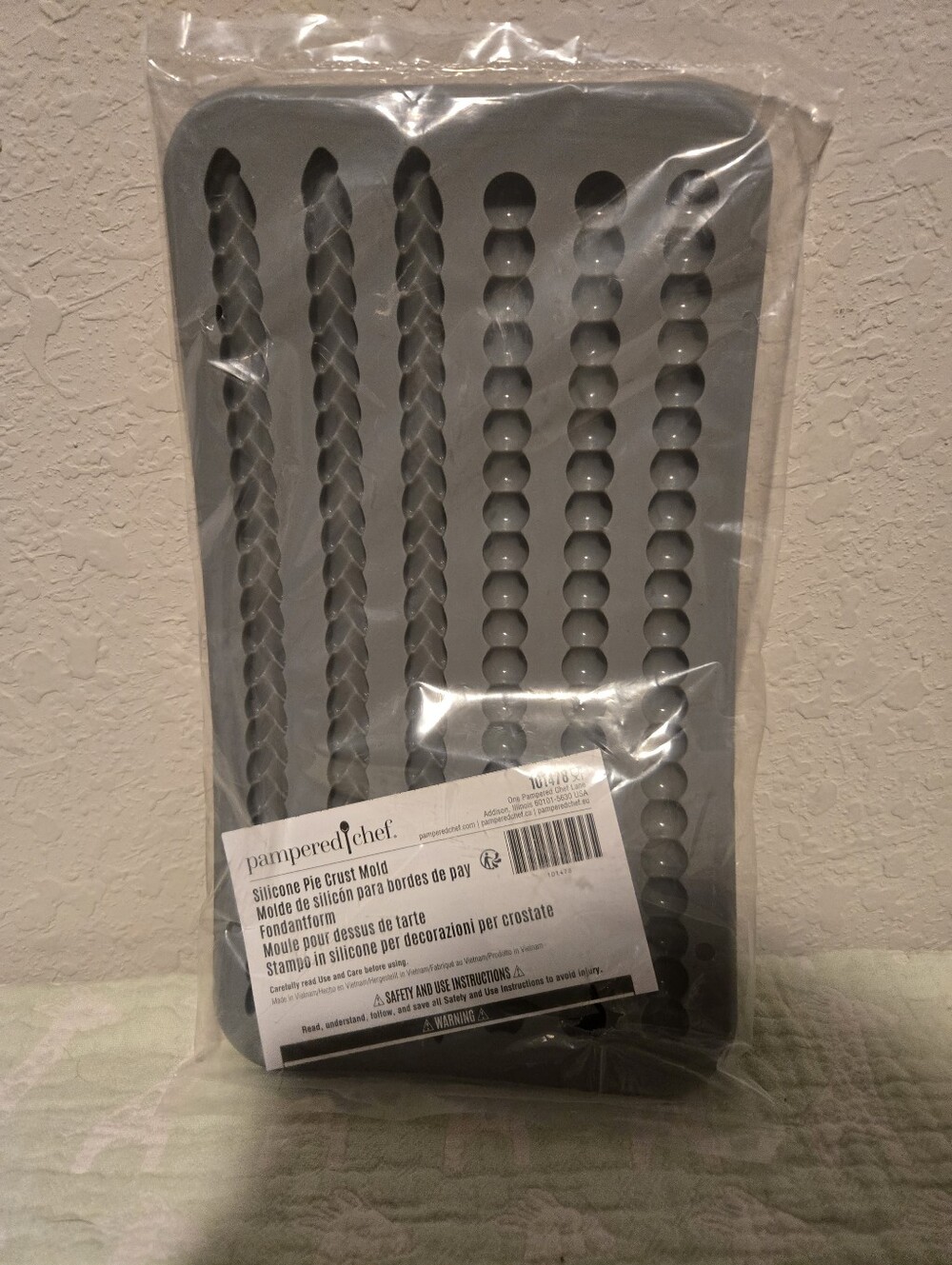 NIP Pampered Chef Silicone Pie Crust Mold.